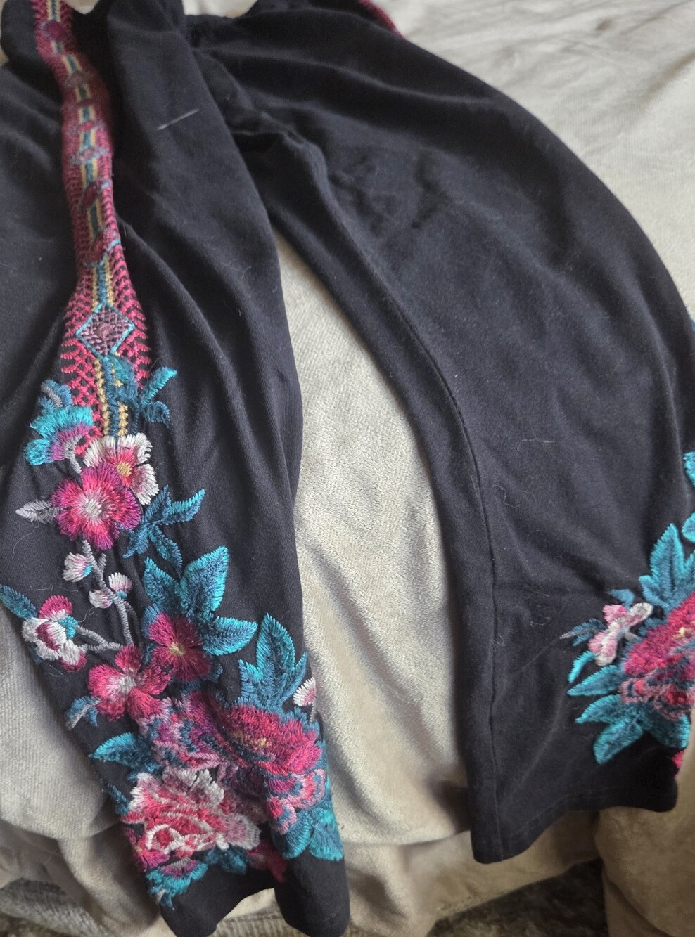 JOHNNY WAS - Women’s Black leggings with Pink & Teal Floral Embroidery